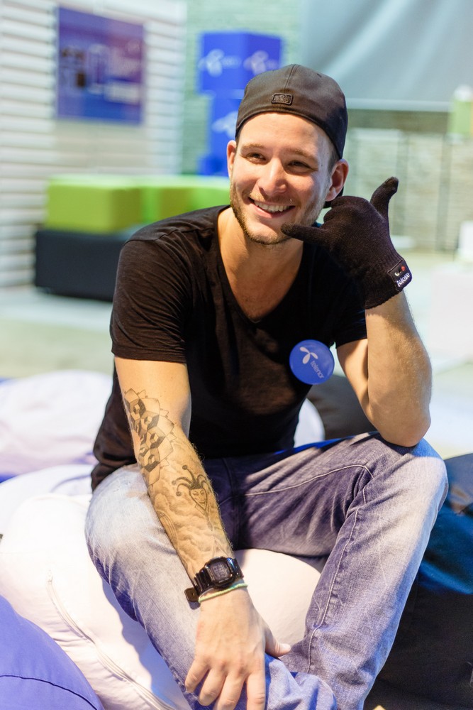 bence_kesztyu_telefon