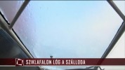 Sziklafalon lóg a szálloda