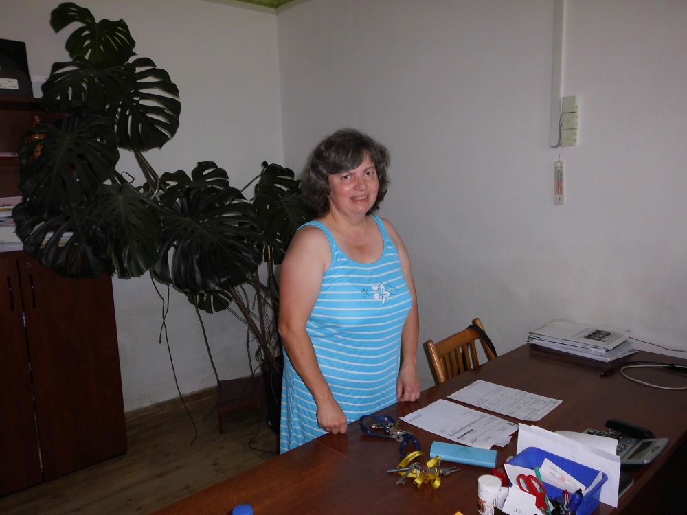 1 Ginder Józsefné az irodában.jpg