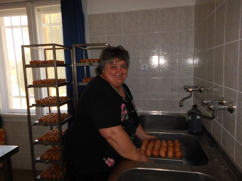 8 Huszár Gyuláné tojásfertőtlenítés közben.jpg