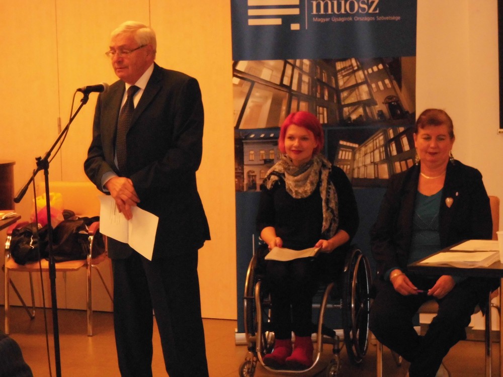 1 Tóth Károly ügyvezető elnök köszöntötte a megjelenteket. Tőle jobbra Molnár Marietta Laura és Garamvölgyi Annamária.JPG