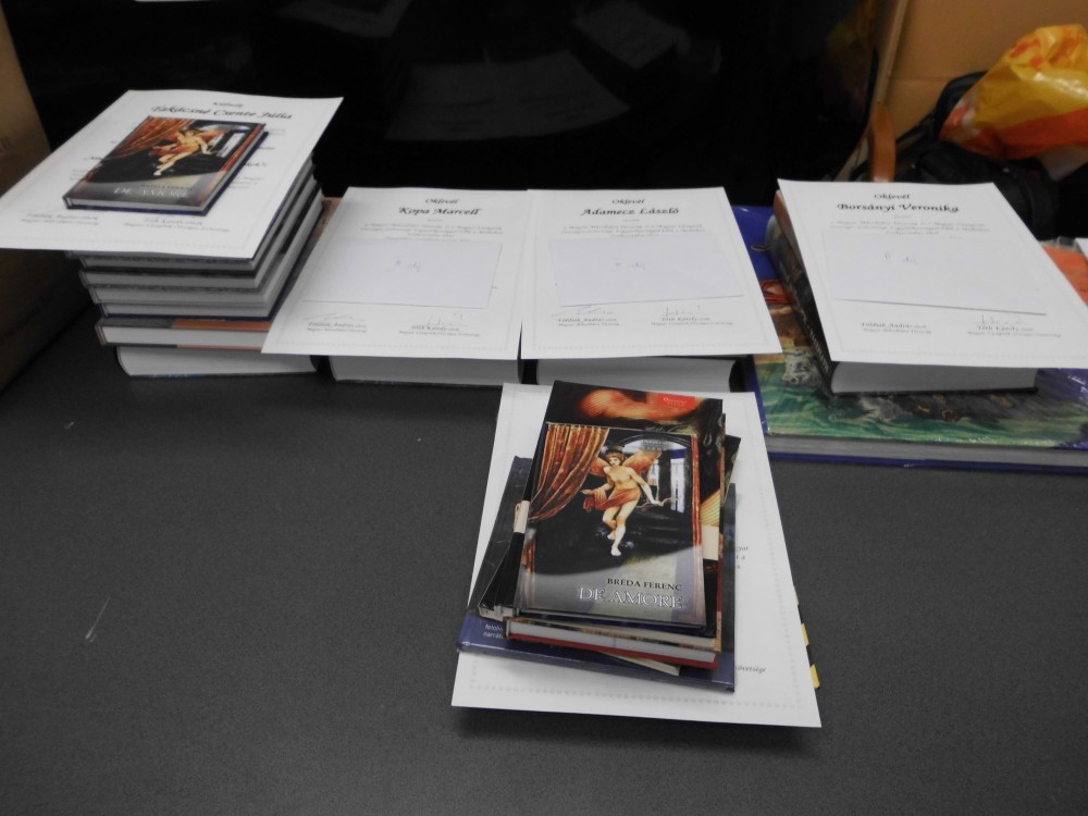 3 Az oklevelek és díjak még gazdáikra várnak.JPG