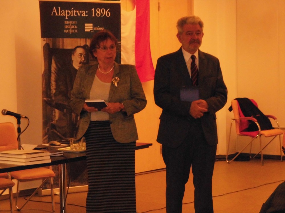 7 Ketten a Magyar Művelődési Társaságtól Márk Anna titkár és Földiák András elnök.JPG