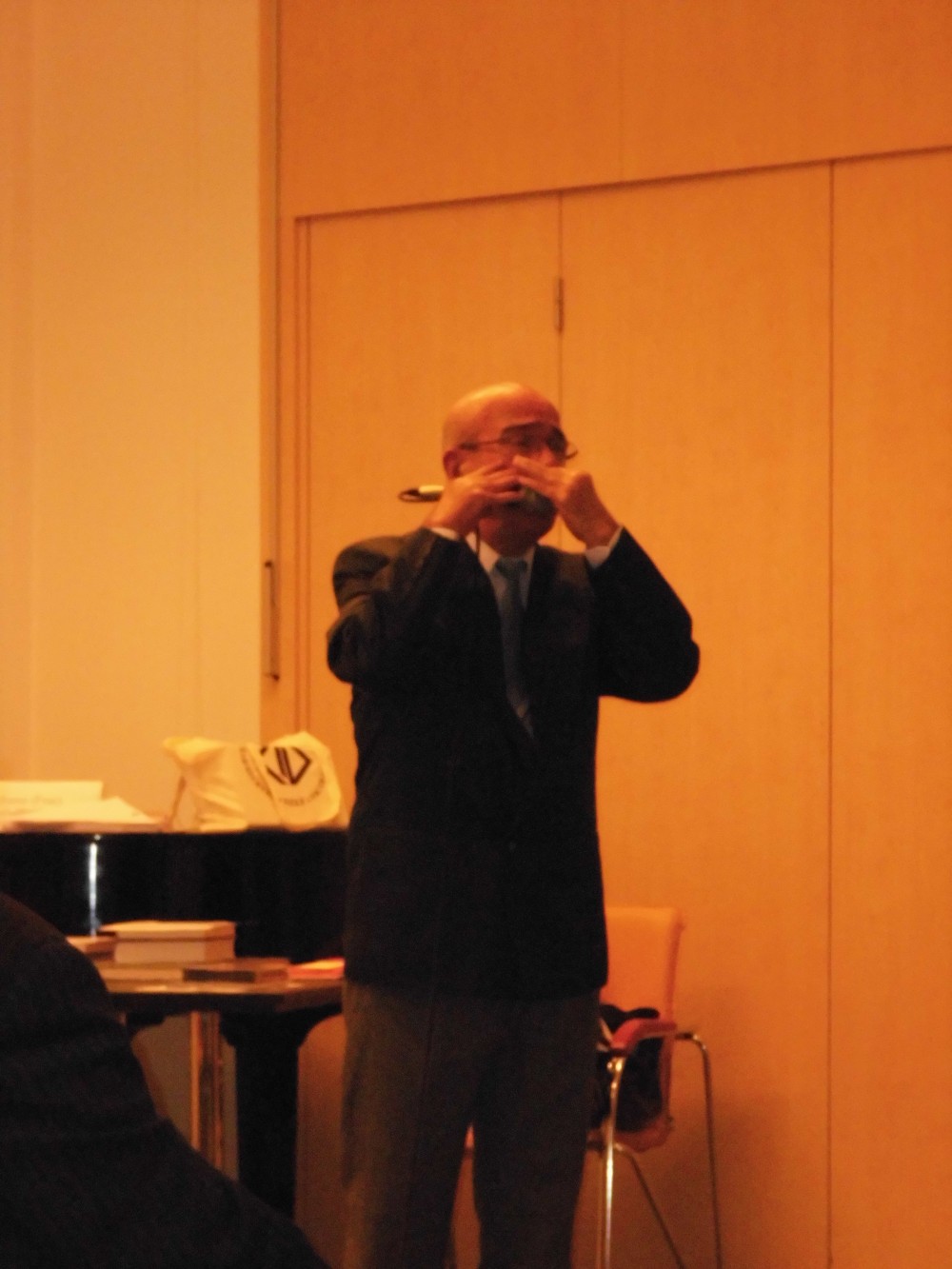 8 Adamecz László zenés füttyszólója közben.JPG