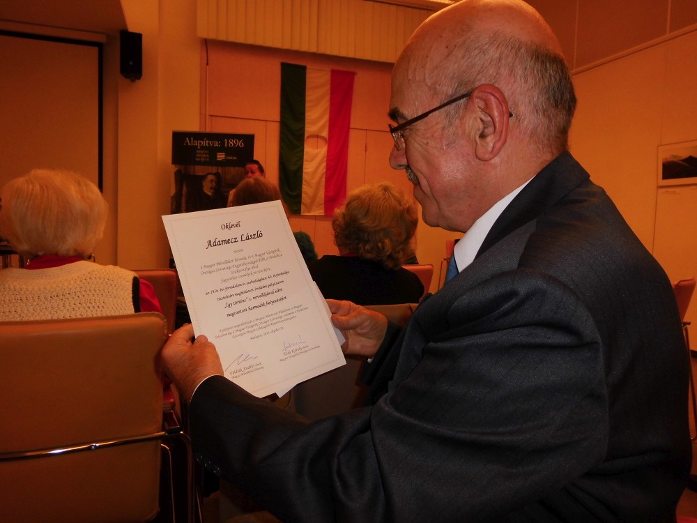 Adamecz László az oklevéllel.JPG